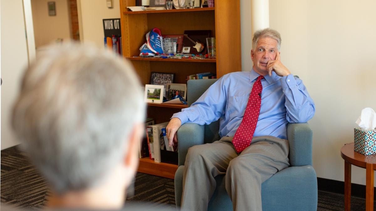 Dean of Students David Tuttle sitting and talking to Professor Coleen Grissom